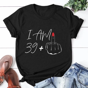 39 & Fabulous Ladies' Middle Finger T-Shirt - Fun Oversized Tee for 40th Birthday Celebrations - Casual Aesthetic Streetwear Top for Women