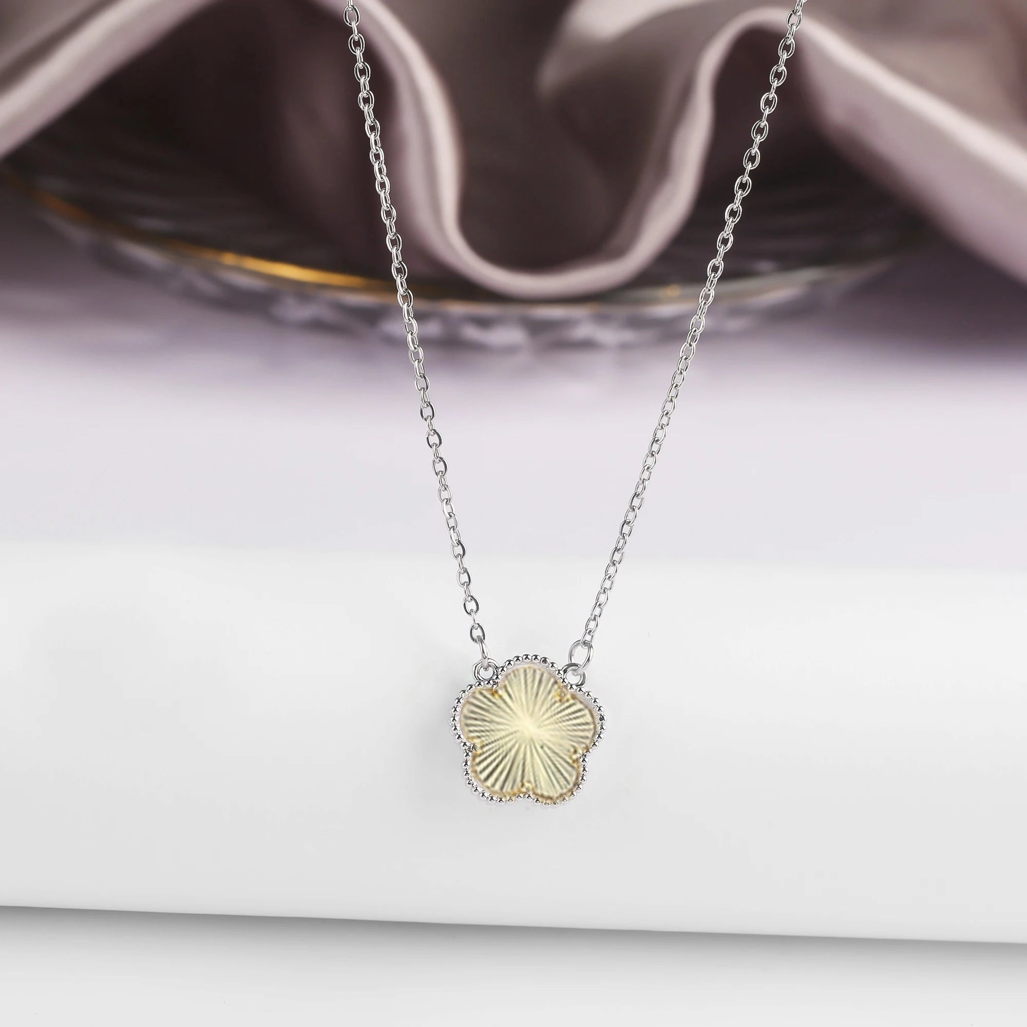 7 Colors Classic Five-Leaf Flower Pendant Necklace Natural Stones Clover Choker for Women Daily Wear Jewelry