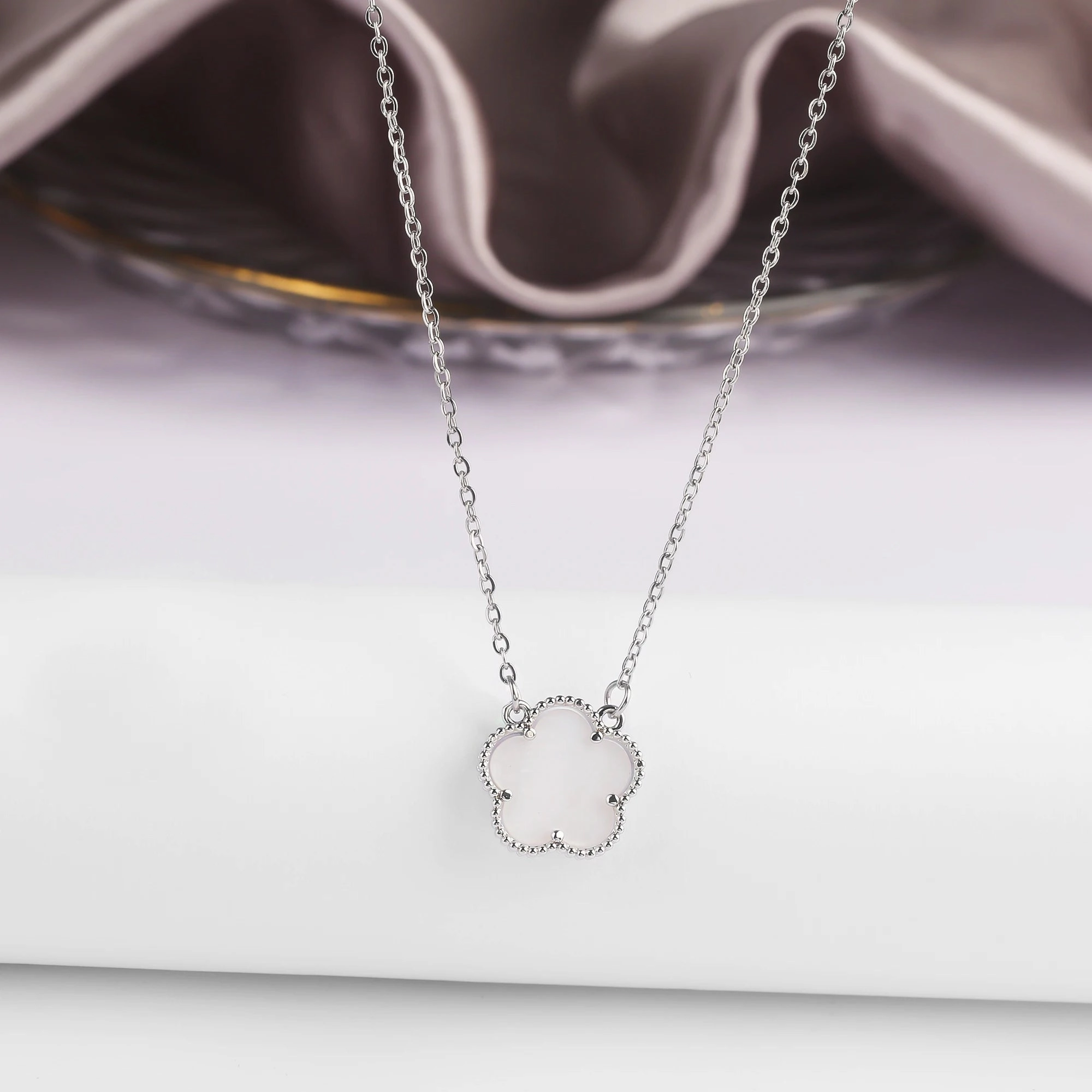 7 Colors Classic Five-Leaf Flower Pendant Necklace Natural Stones Clover Choker for Women Daily Wear Jewelry