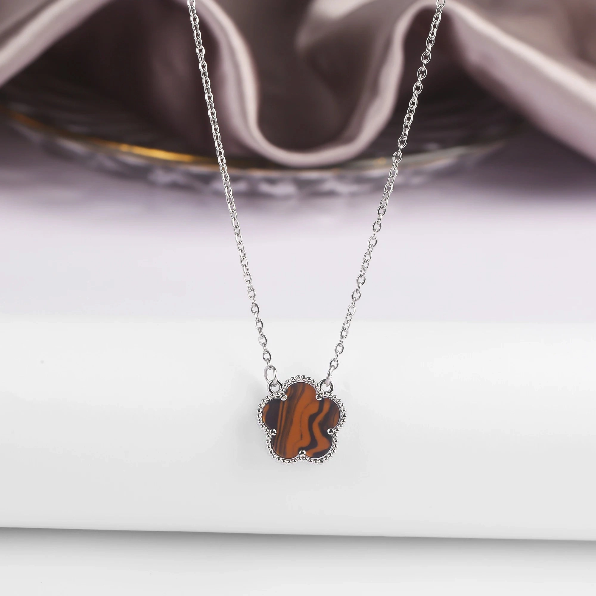 7 Colors Classic Five-Leaf Flower Pendant Necklace Natural Stones Clover Choker for Women Daily Wear Jewelry