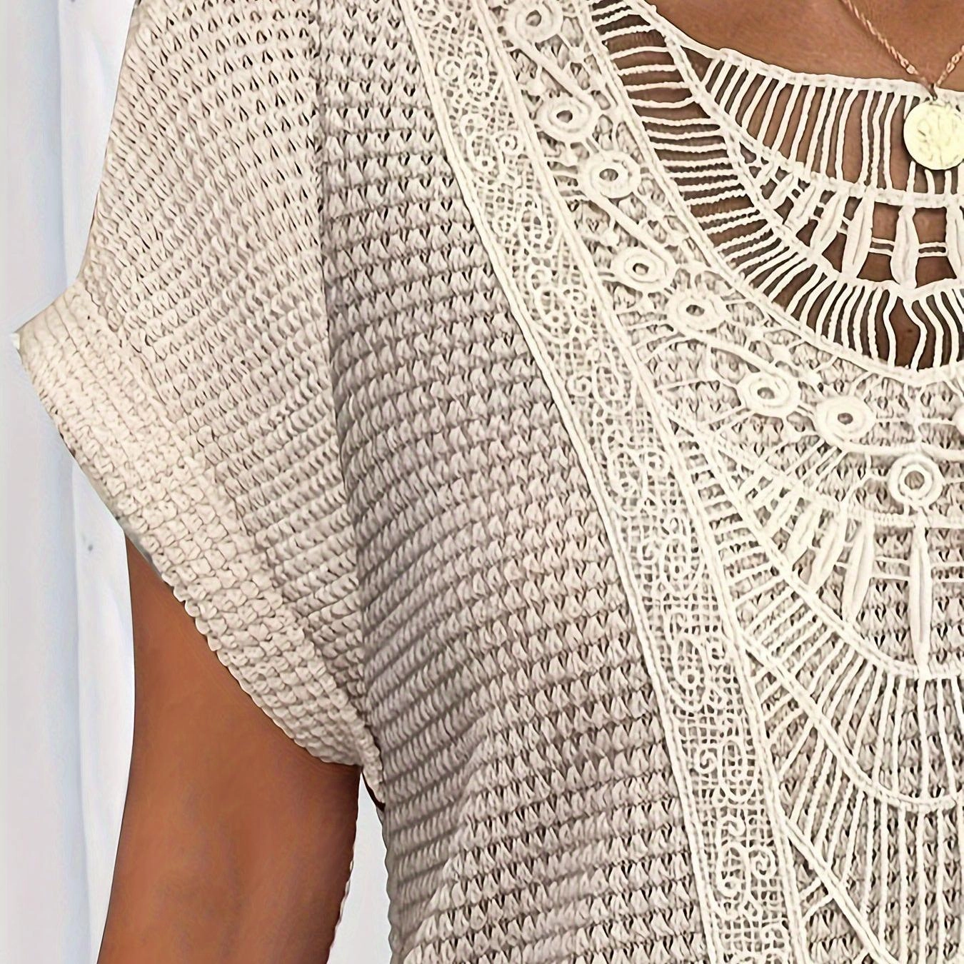 Contrast Lace Crew Neck T-Shirt for Spring & Summer Style