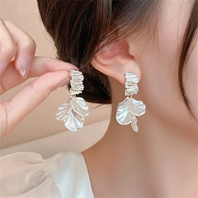 New High Class Imitation Shell White Flower Petal Earrings