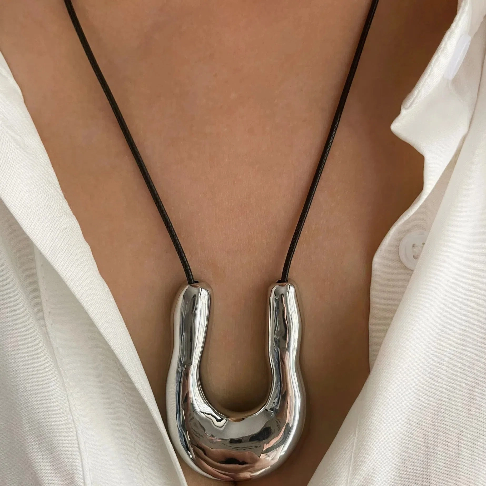 Peri'sbox Extra Large U-shape Horseshoe Pendant Necklace