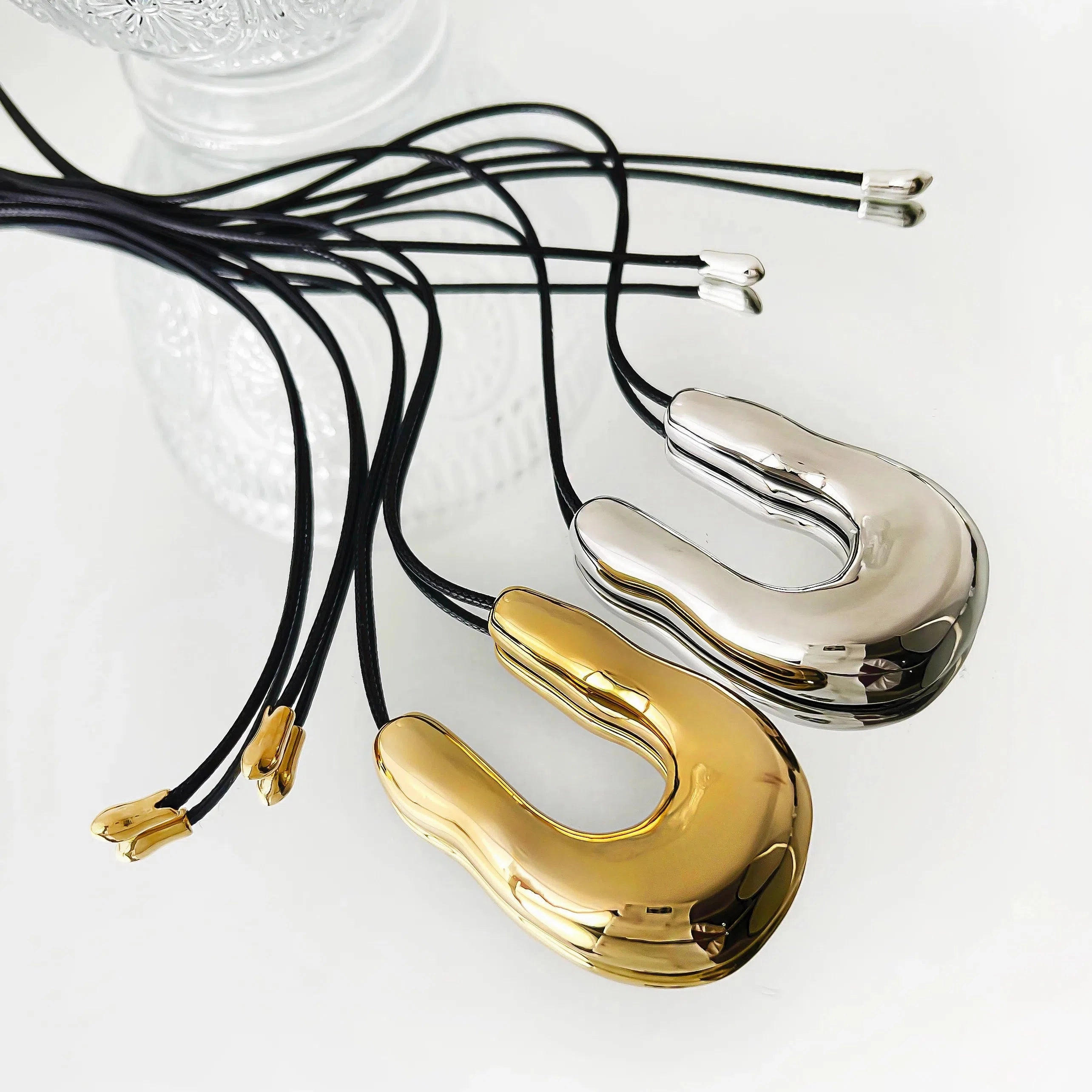 Peri'sbox Extra Large U-shape Horseshoe Pendant Necklace