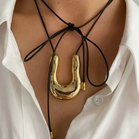 Peri'sbox Extra Large U-shape Horseshoe Pendant Necklace