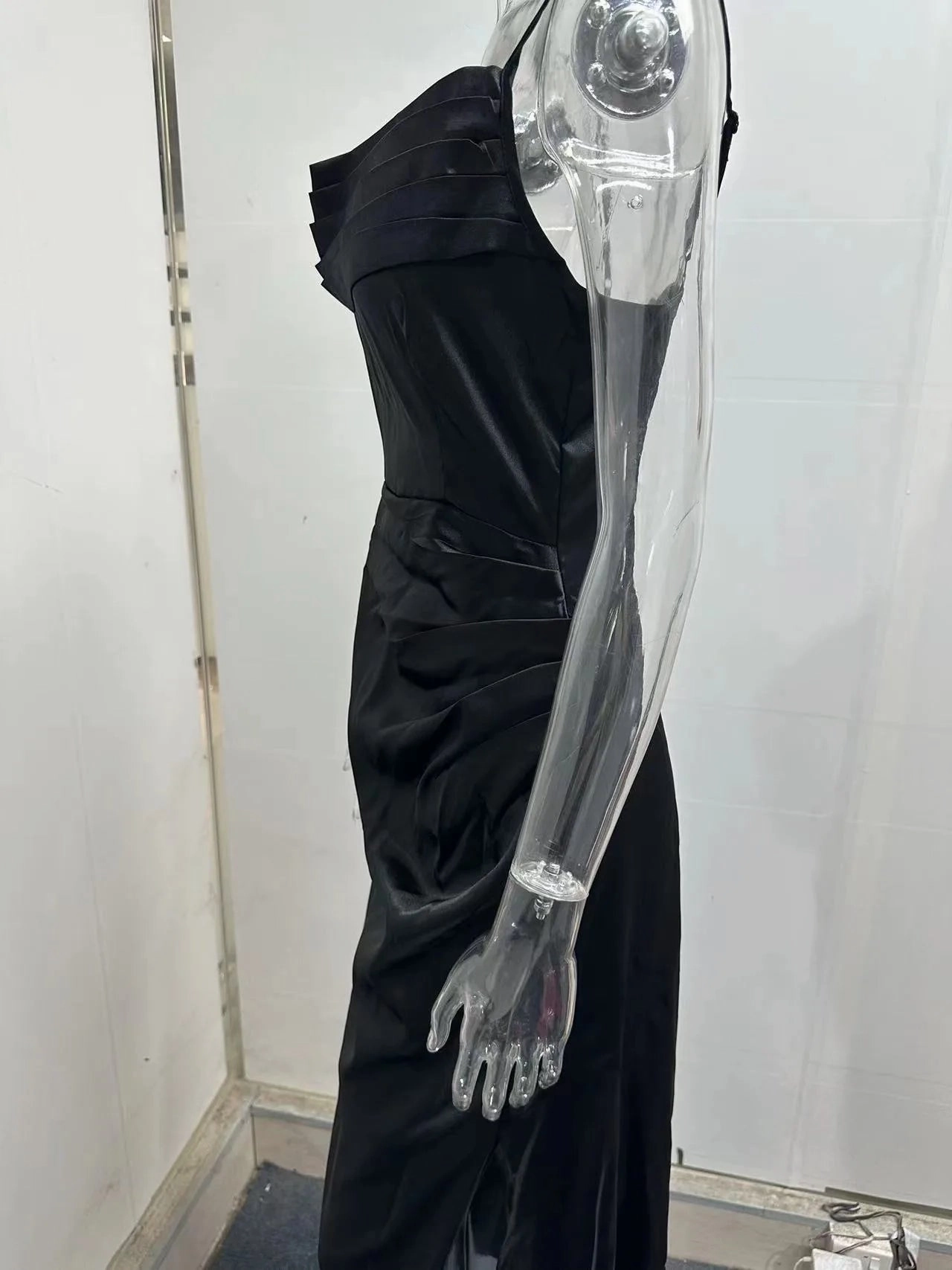 Spring and Summer Strapless Pleated Satin Dress for Women Slim Fit Backless Mid-Calf Dress for Parties and Clubwear
