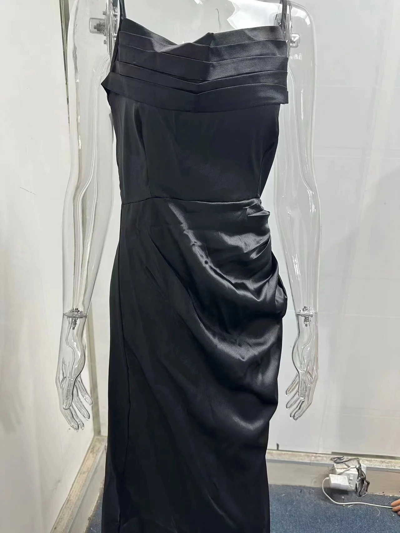 Spring and Summer Strapless Pleated Satin Dress for Women Slim Fit Backless Mid-Calf Dress for Parties and Clubwear